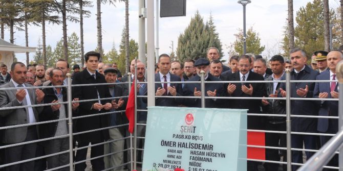 Bakan Özhaseki, Ömer Halisdemir’in Kabrini Ziyaret Etti