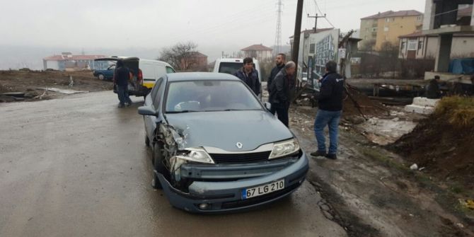 Otomobiller Kafa Kafaya Çarpıştı: 1 Yaralı