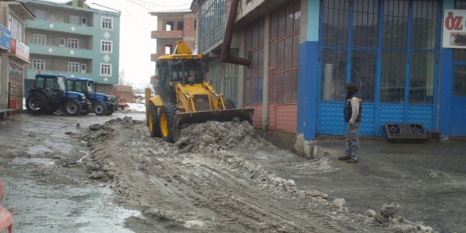 Özalp İlçesinde Kar Temizleme Çalışması