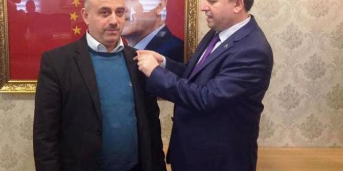 40 Kişiye Parti Rozeti Takıldı