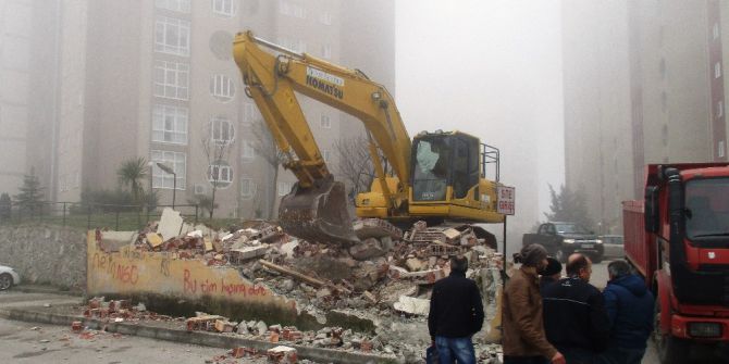 İzmit Belediyesi, Kaçak Yapıları Yıkıyor