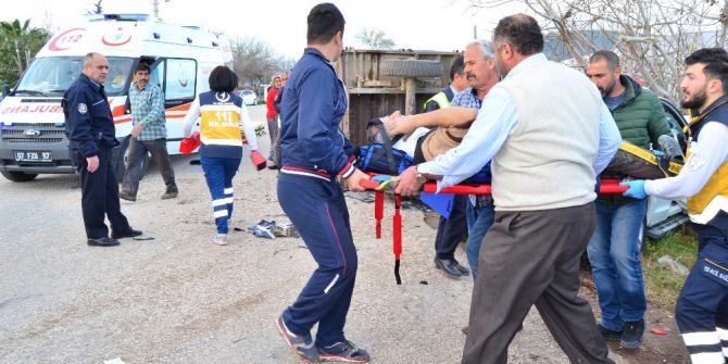 Traktör İle Otomobil Çarpıştı: 2’si Suriye Uyruklu 4 Yaralı