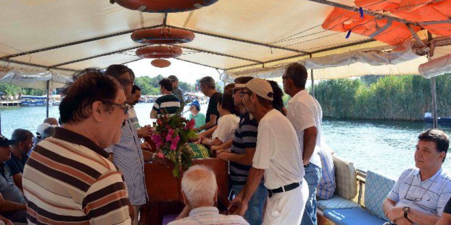 Cenazelerini Tekneyle Taşıyorlar