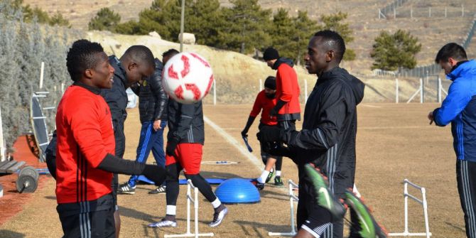 Evkur Yeni Malatyaspor, Kadro Kurmakta Zorlanıyor