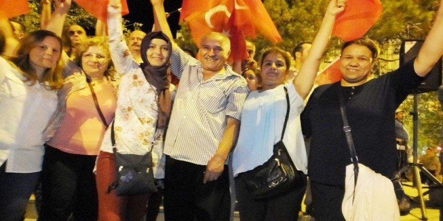 Burhaniye’de Halk Eğitimciler Demokrasi Nöbetinde