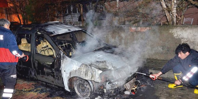 Evin Önündeki Aracı Kundakladılar