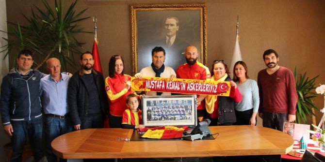 Göztepe’den Başkan Kocadon’a Efsane Kadro İmzalı Tablo İle Forma