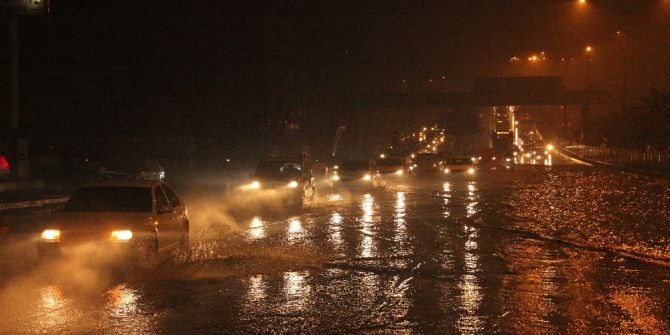 Şanlıurfa’da Yağmur Sonrası Ev Ve İş Yerlerini Su Bastı