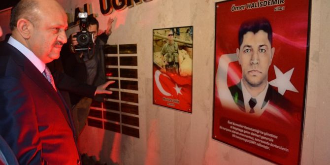 Bakan Işık, Şehitler Anıtı’nı Ziyaret Etti