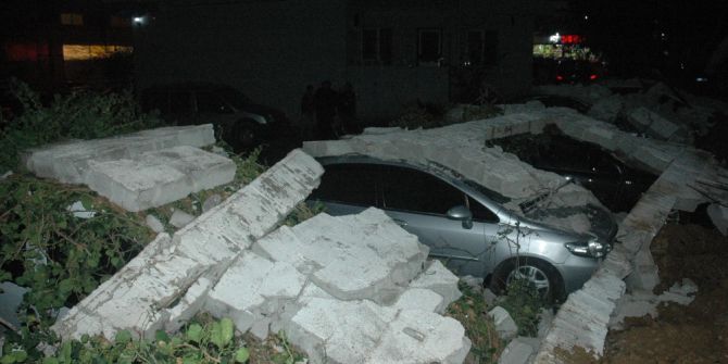 Adana’da İstinat Duvarı Devrildi, 6 Araç Hurdaya Döndü