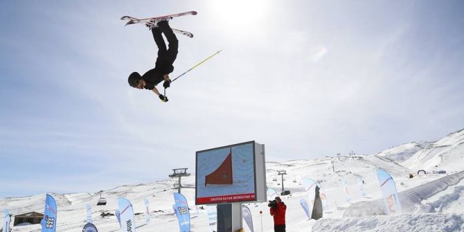 Üniversiteli Sporcular Düşe Kalka Yarışarak Renkli Görüntüler Oluşturdu