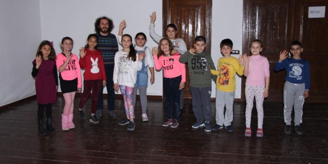 Kuşadası’nda Yenilikçi Drama Eğitimleri Devam Ediyor