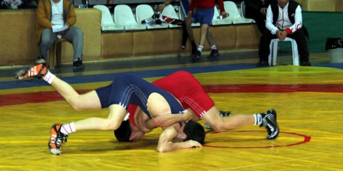 Güreşçiler Minderde Ter Döküyor