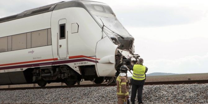 İspanya’da Kamyon Yolcu Trenine Çarptı