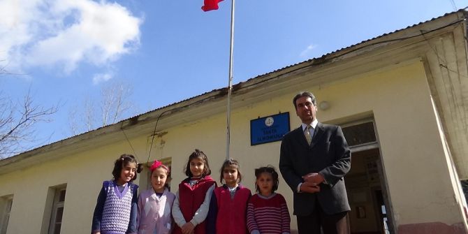 17 Yıldır Köy Okulunun Hem Öğretmeni, Hem Yöneticisi Hem Hizmetlisi