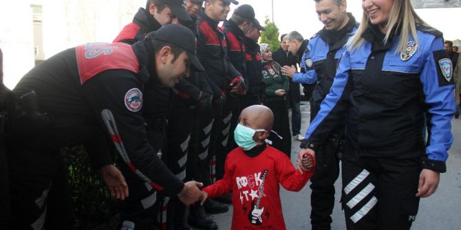 Minik Mustafa, Lösemiyi Yendi Polis Eskortuyla Evine Gitti