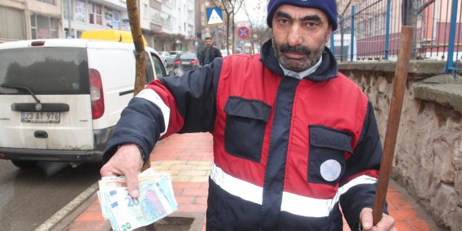 Maaşı Değerindeki Parayı Polise Teslim Etti