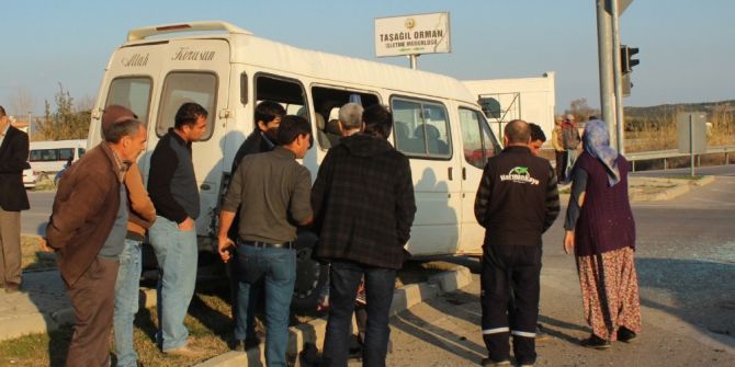 Tarım İşçilerini Taşıyan Minibüsle Otomobil Çarpıştı: 4 Yaralı