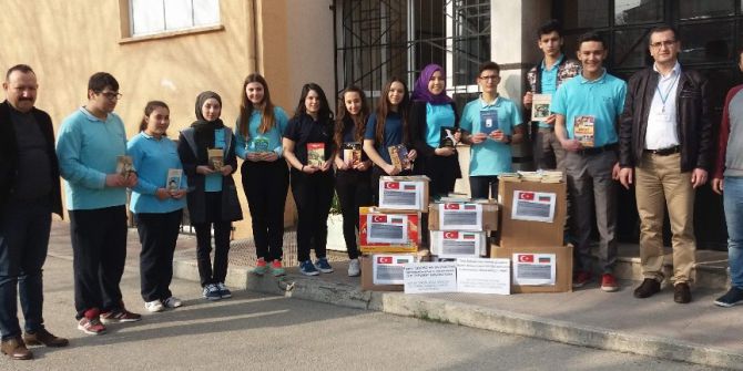 Bursalı Liseliler, Soydaş Öğrenciler İçin Bulgaristan’a Kütüphane Kuruyor