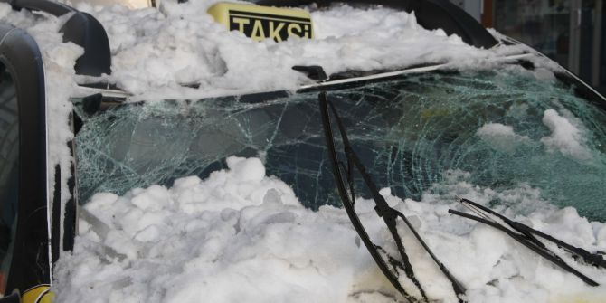 Çatıdan Düşen Kar Otomobili Kullanılamaz Hale Getirdi