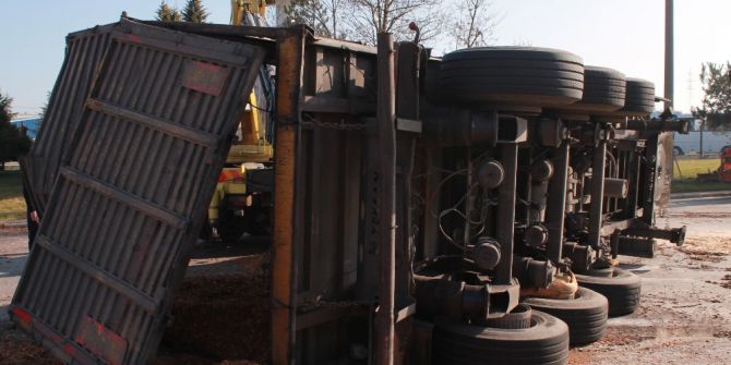 Talaş Yüklü Tır Devrildi