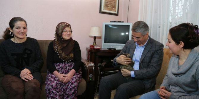 Onlarca Kediye Bakan Nuriye Teyzeye, Başkan Yanılmaz’dan Destek