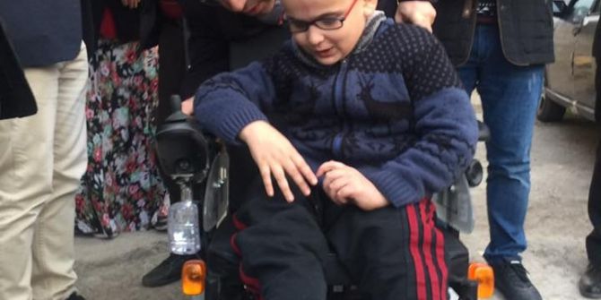 Bedensel Engelli Çocuğun Tekerlekli Sandalye Sevinci