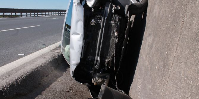 Kontrolünü Kaybeden Araç Su Kanalına Girdi: 2 Yaralı