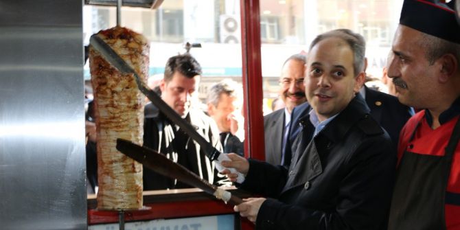 Bakan Kılıç Bıçağı Eline Aldı, Döner Kesti