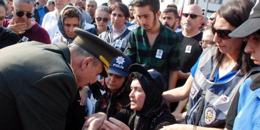 Şehit Annesinin Elini Öpen Bolu İl Jandarma Komutanı Tutuklandı