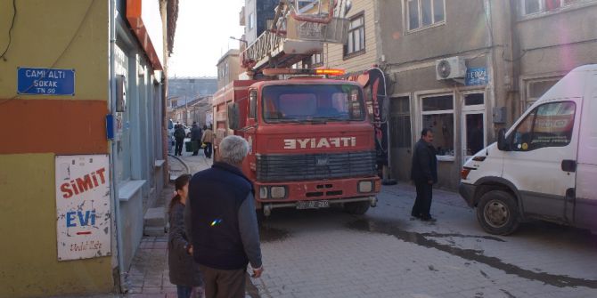 Lapseki’de Metruk Binada Yangın Çıktı