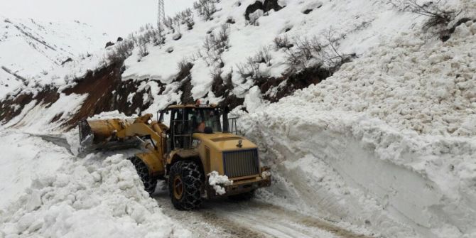 Şemdinli Kayalar Kötü Yoluna Çığ Düştü