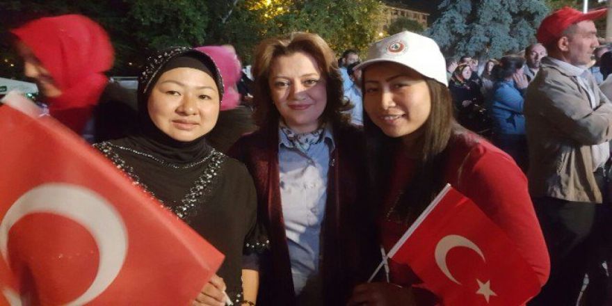 Taylandlı 2 Kadından Demokrasi Nöbetine Destek