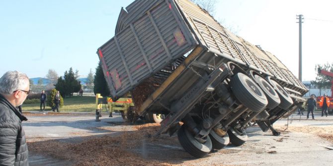 Talaş Yüklü Tırın Devrilme Anı Kameraya Yansıdı