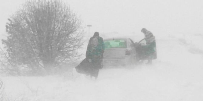 Kar Ve Tipide Mahsur Kalan Aileyi Jandarma Kurtardı