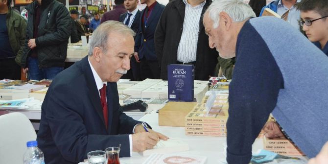 Eski Emniyet Müdürü Hanefi Avcı, Kitap Fuarında Okuyucularıyla Buluştu