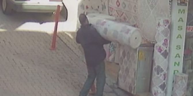 Halıyı Önce Okşadı, Sonra Çaldı