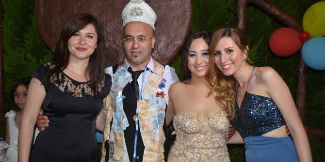 Yeğeninin Sünnet Kıyafetini Giyip Takıları Topladı