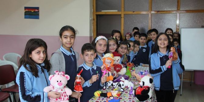 İhtiyaç Sahibi Öğrencilere Oyuncaklı Destek