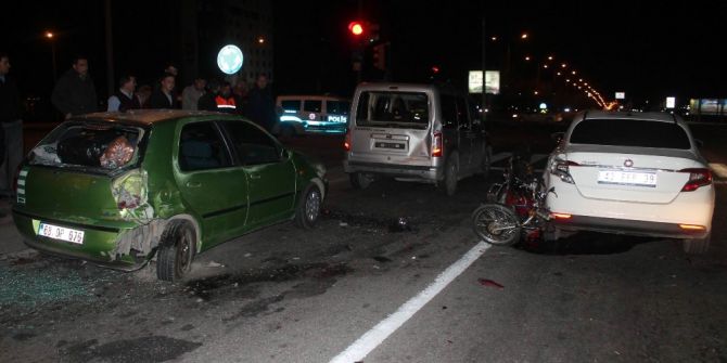 Işıkta Bekleyen Araçlara Çarpan Motosiklet Sürücüsü Ağır Yaralı