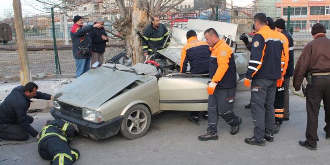Niğde’de Ağaca Çarpan Araç Takla Attı: 2 Ölü