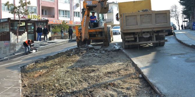 Büyükşehir’den Yıpranan Ve Bozulan Asfalta Bakım