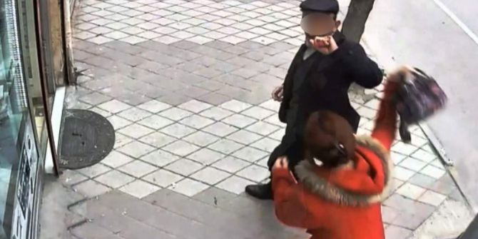 Tacizciyi Çocuğunun Beslenme Çantasıyla Kovaladı