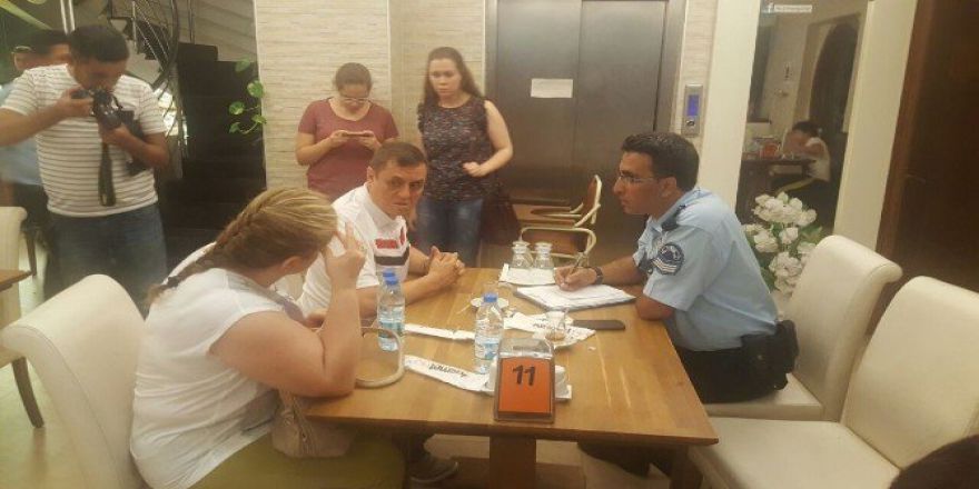 Yemek Yerken Çantasını Çaldırdı