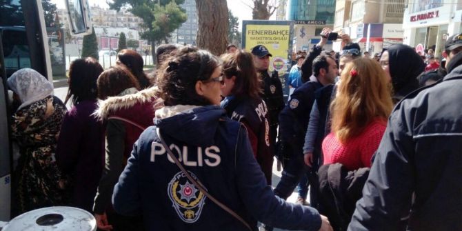 Abdullah Öcalan’ın Yeğeni Dilek Öcalan’ın Da Katıldığı İzinsiz Gösteriye Polis Müdahale Etti