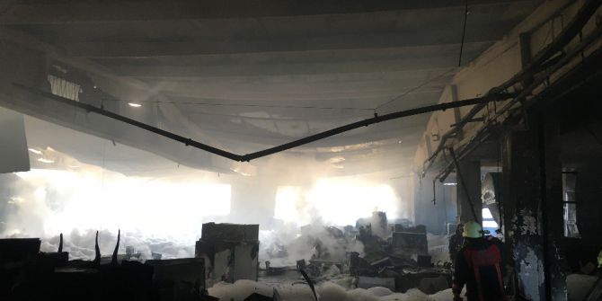 Esenyurt’ta Mutfak Ve Banyo Malzemeleri Üreten Fabrikada Yangın Çıktı