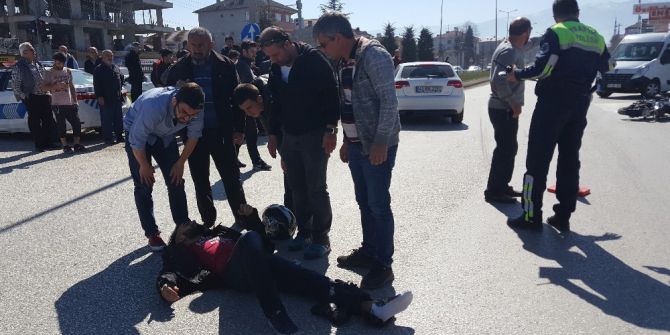 Otomobil Motosiklete Çarptı: 1 Yaralı