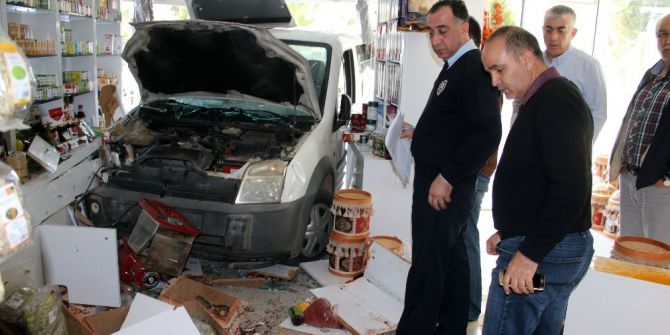 Yayaya Çarpmamak İçin İşyerine Daldı