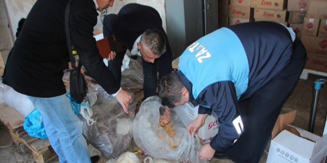 Zabıtanın Baskın Yaptığı Depodan 3 Ton Kaçak Çikolata Çıktı
