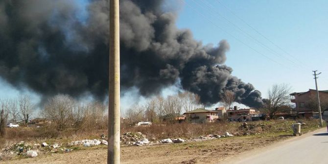 Sakarya’da Lastik Deposu Yanıyor